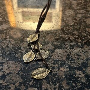 Elegant Gold Leaf Pendant Necklace